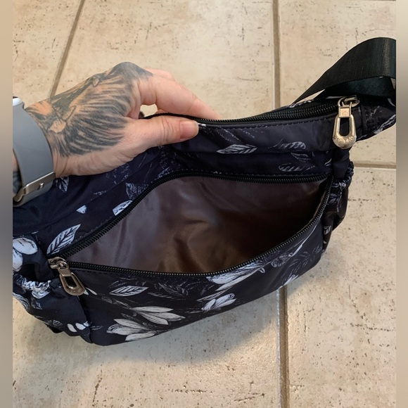 NIB NO TAG Black & White Floral Nylon Crossbody Shoulder Bag Multi-Zip Pockets - Picture 8 of 12